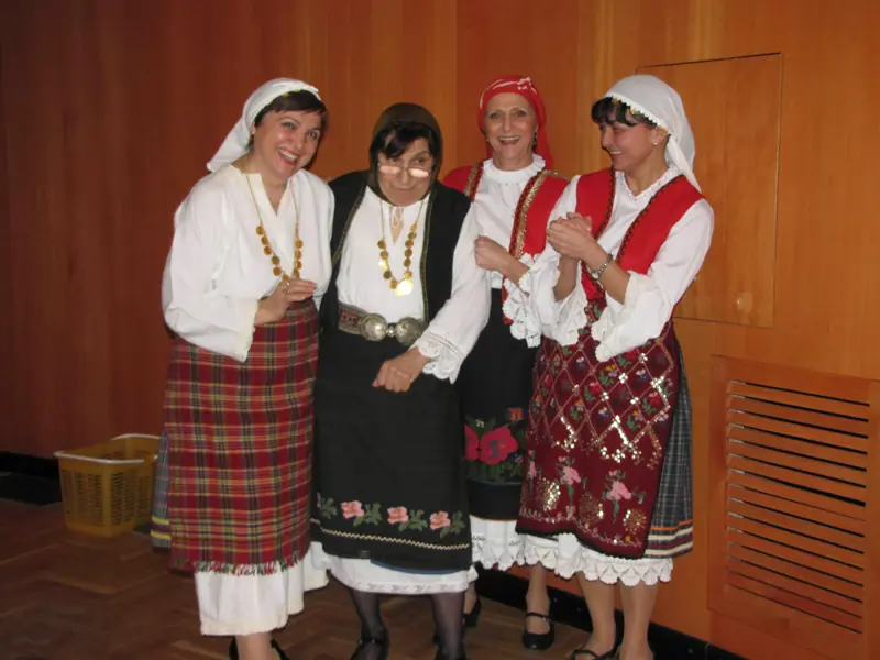 Négy táncosunk viseletben, nevetve, 2009